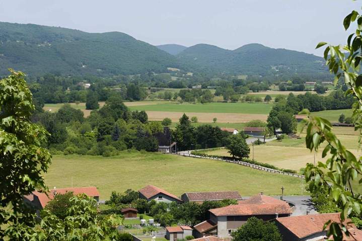 Paysage rural et le village bas de Saint-Bertrand-de-Comminges