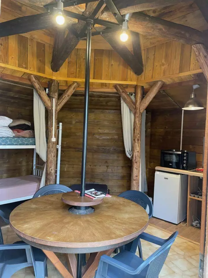 Intérieur petit chalet sans sanitaire Saint-Bertrand-de-Comminges