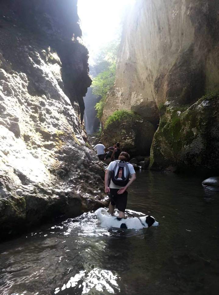 Randonnée dans une gorge étroite et rocheuse Saint-Bertrand-de-Comminges